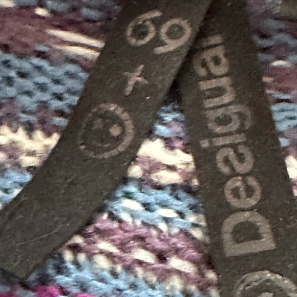 Beautiful sweater in multiple colours very flattering on with zipperr - Picture 3 of 5